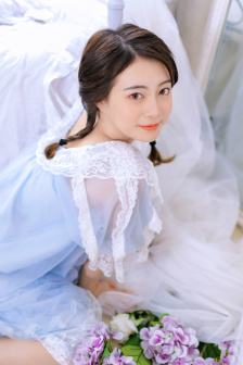 美女的裙子掉了